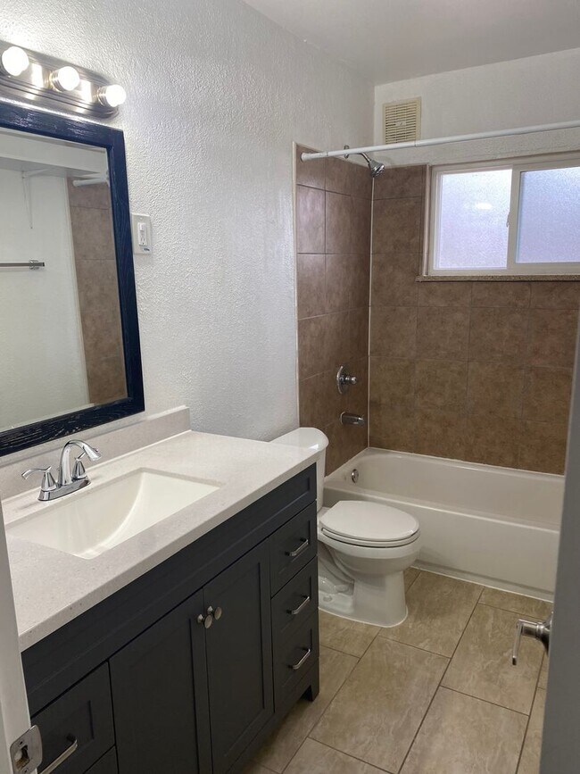 Building Photo - Gorgeous Remodeled 2 bedroom!  Must see in...