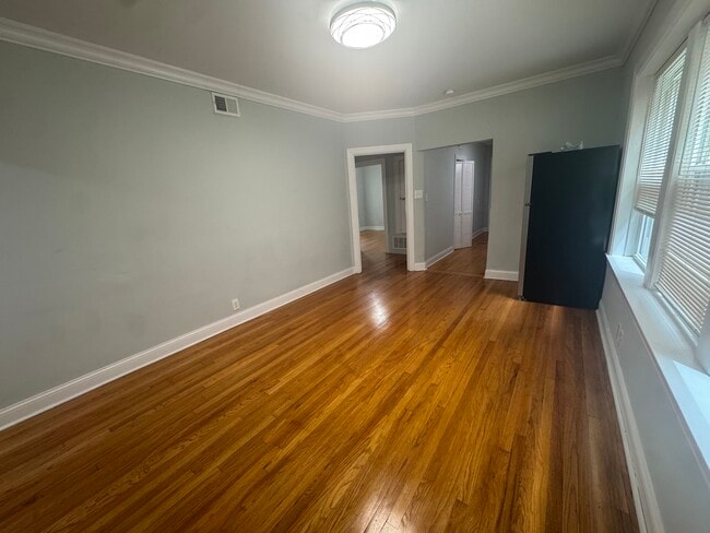 Building Photo - 5405 N Sawyer Ave