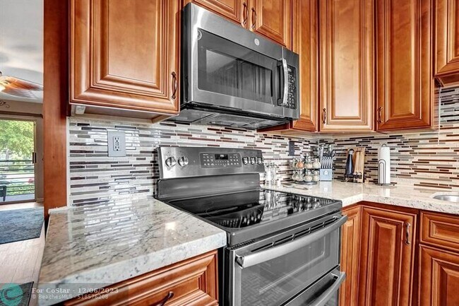 Building Photo - 703 Gardens Dr