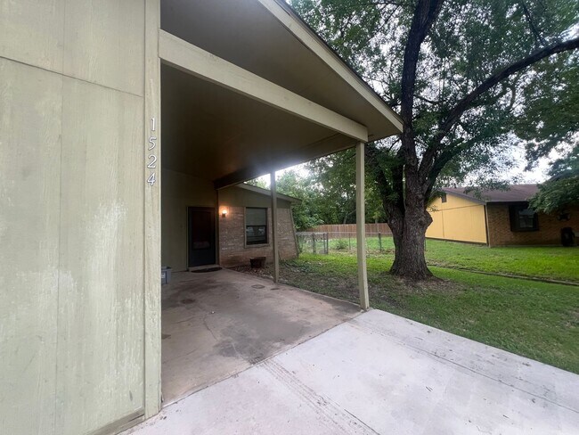 Building Photo - 2/1 with Carport / Fridge / No Carpet /Gas...