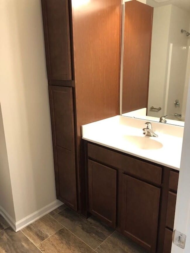 Building Photo - Beautiful 3BR 2.5BA TownHouse w/ In-Unit Laundry • Garage Parking • Stainless Kitchen in Charlotte