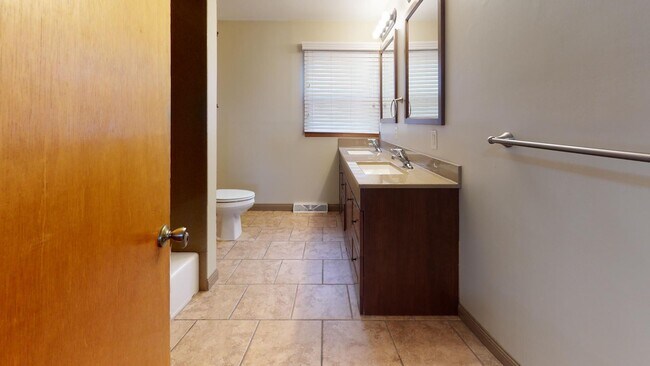 Building Photo - 4 Bedroom, 2 Bathroom Split Level Home