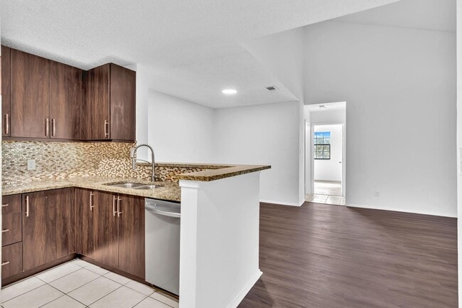 Building Photo - Beautiful 3 bedroom 2 bath condo in Coral Springs