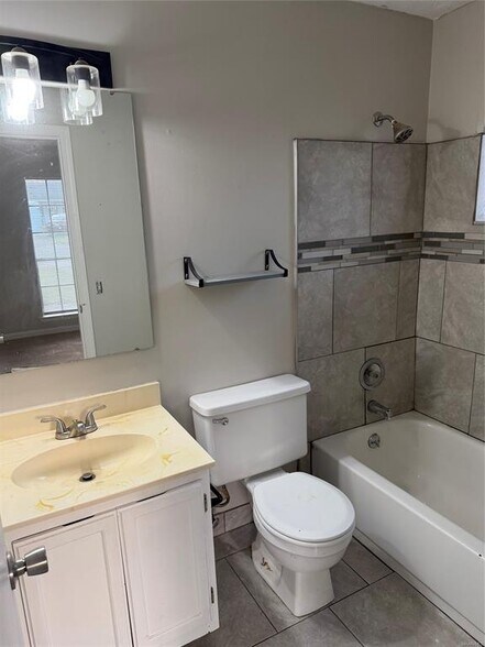 Building Photo - 760 N Burbank Dr