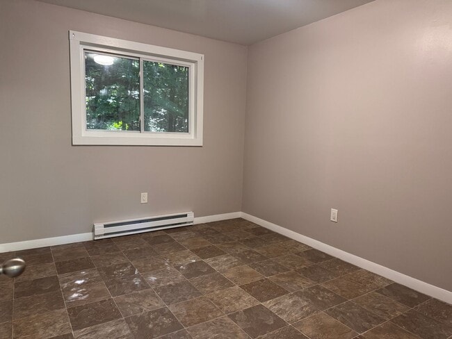 Building Photo - 2 bedroom, 1 bathroom in West Lebanon