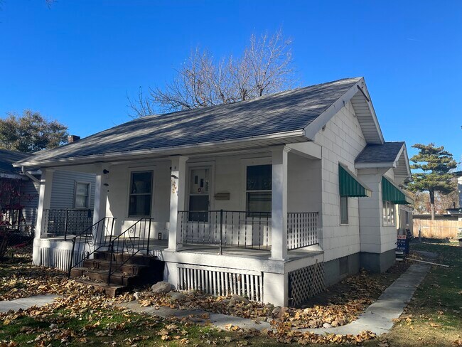 Primary Photo - 1092 E Curtis Ave