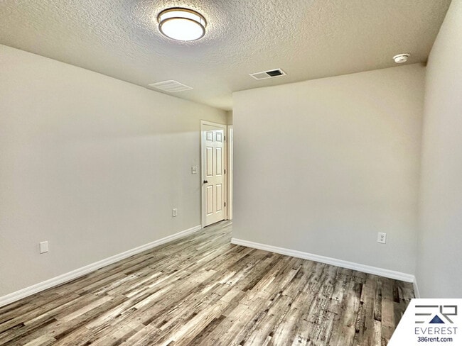 Building Photo - 10 Ryall Ln