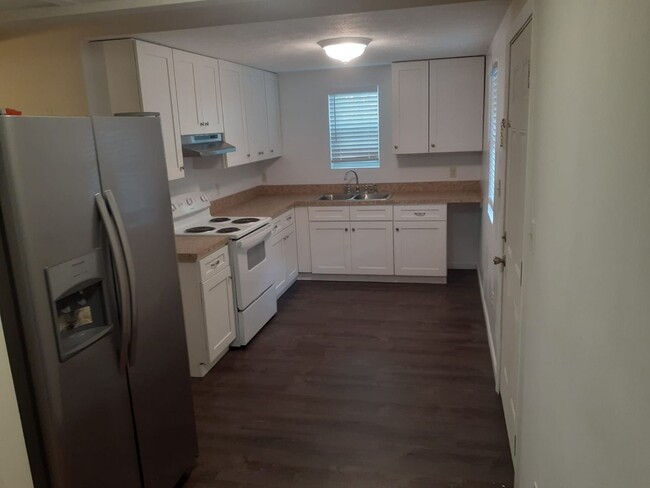 Building Photo - 306 Celery Ave S