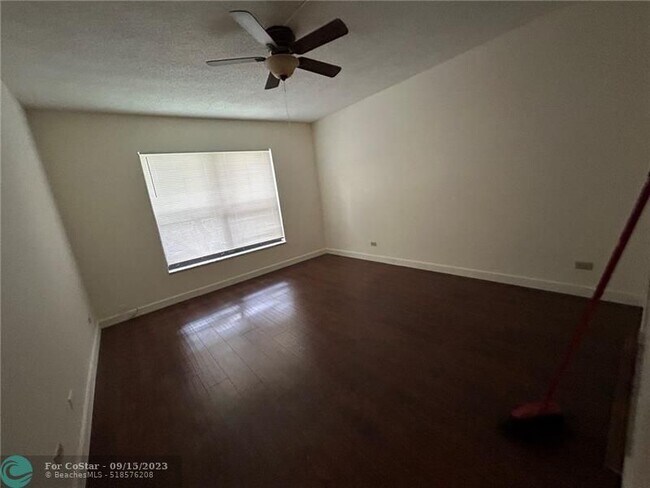 Building Photo - 3730 Inverrary Dr