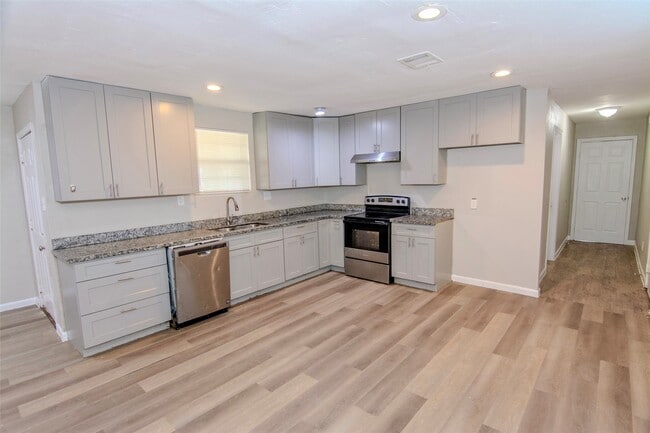 Building Photo - 904 Mobile Dr