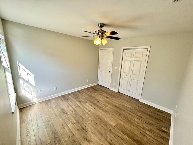 Building Photo - "Charming 2-Bed Oasis with 2 Full Baths in Prime Lynn Haven Location near Mosley High School"