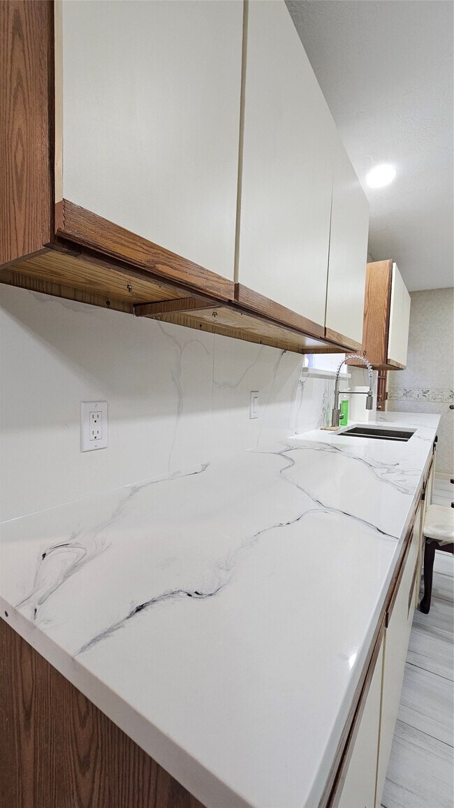 Building Photo - 1715 Pecan Ln