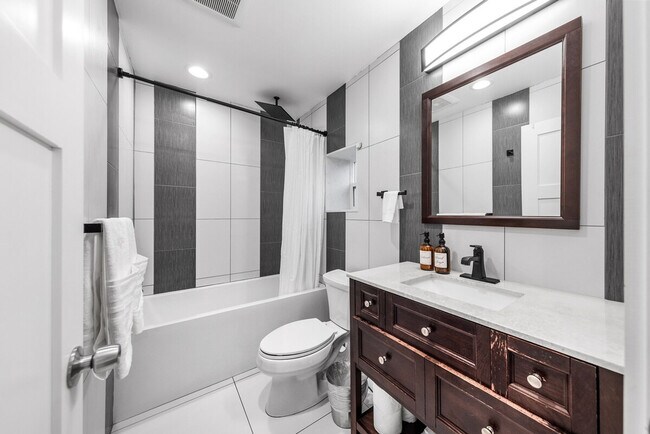 Building Photo - 917A 17th Ave