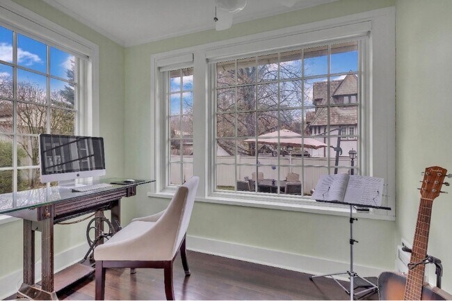 Building Photo - 42 Tanglewylde Ave