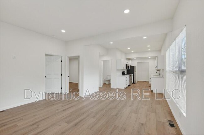 Building Photo - 542 E 23rd St