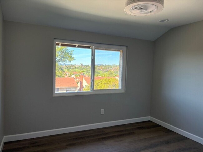 Building Photo - Remodeled Oaks North View Condo