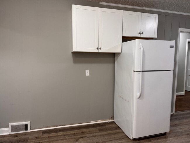 Building Photo - 3 bedroom 1 bath home, located in the Greystone area!