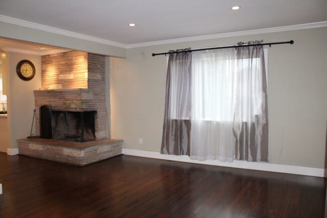 Building Photo - 2887 Lincoln Ave