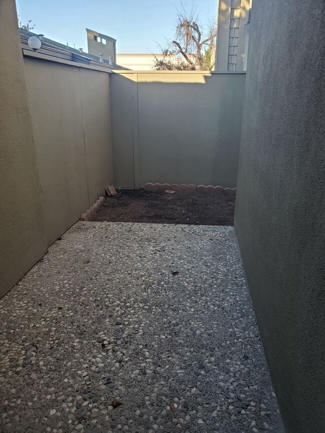 Building Photo - FLO1313