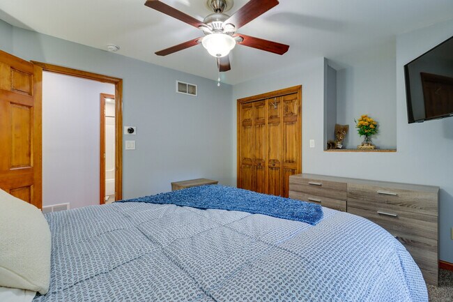 Building Photo - 1530 Wooded Acres Dr