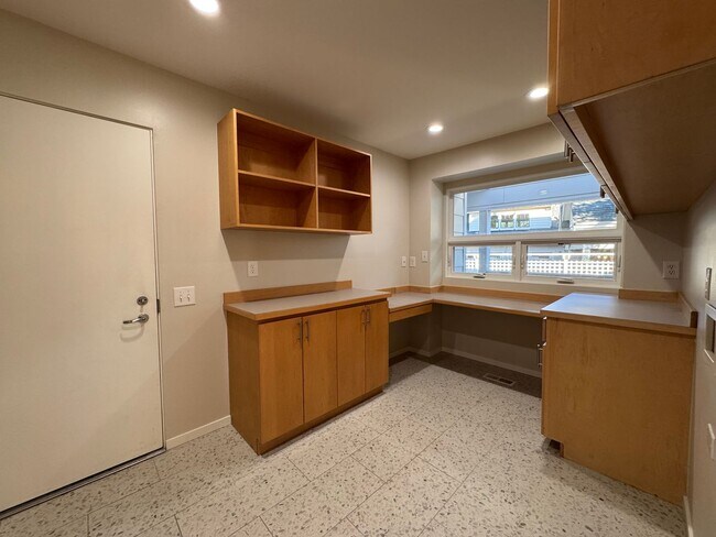 Building Photo - Breathtaking views of Chuckanut Bay!!