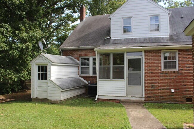 Building Photo - CHARMING HOUSE IN THE TOWN OF CLARKSVILLE VA.  MINUTES FROM SHOPPING AND ENTERTAINMENT.