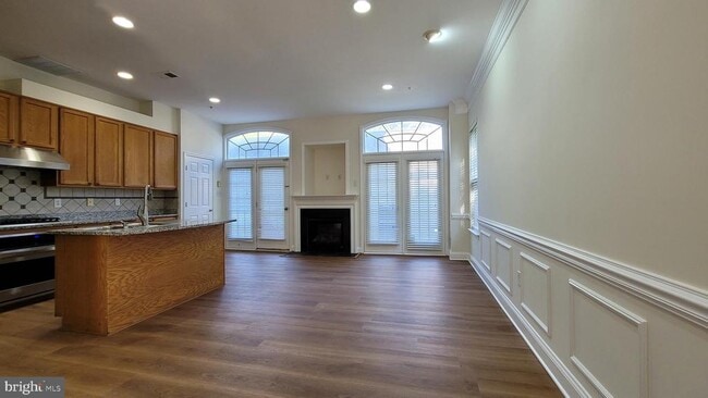 Building Photo - 13037 Town Commons Dr