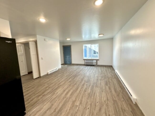 Building Photo - 3181 Queen Anns St