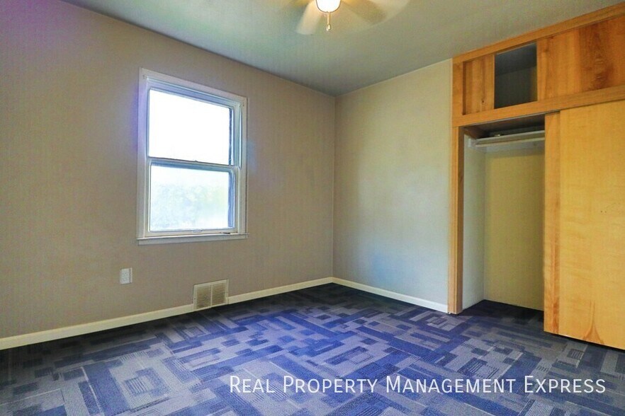 Building Photo - 3 Bed Home w/ Large Garage