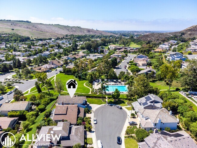 Building Photo - Rare 5 bed/3 bath home located in the high...
