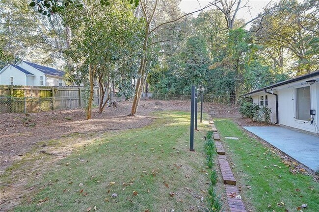 Building Photo - 1923 Forest Green Dr NE