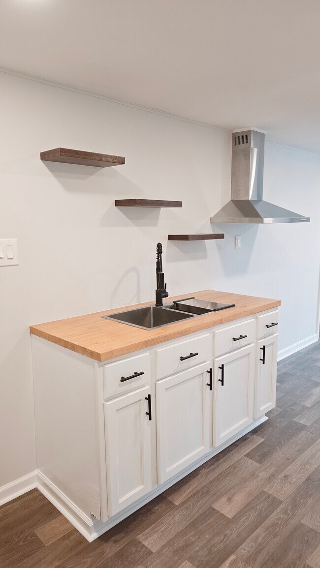 Building Photo - 64 Spruce St