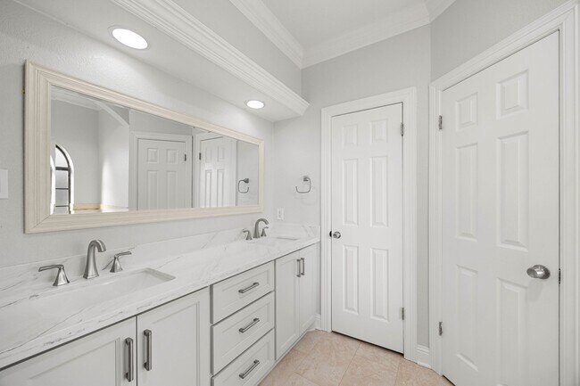 Building Photo - 15526 Cabildo Dr