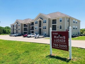 Building Photo - Roomy Main Floor Apartment!
