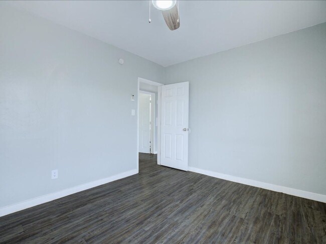 Building Photo - Cozy & Modern 2-Bedroom Home