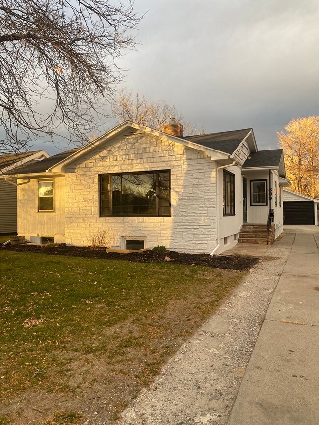 Building Photo - Gorgeous 4 bedroom home