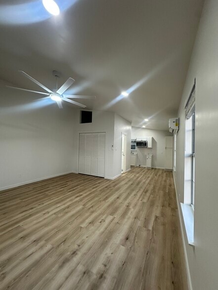 Building Photo - 140 N Acres Dr