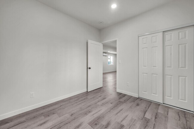 Building Photo - 5842-5840 Denver Ave