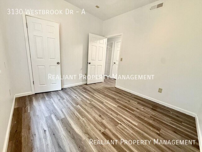 Building Photo - 3130 Westbrook Dr