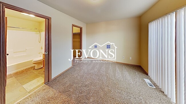 Building Photo - Charming home just steps from transit, par...