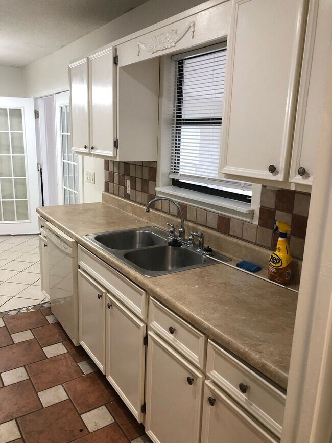 Building Photo - Charming 3-Bedroom, 2-Bathroom Home with Sunroom & Flex Room