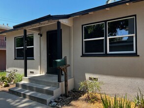 Building Photo - 2 Bedroom 1 Bath Completely Remodeled Apar...