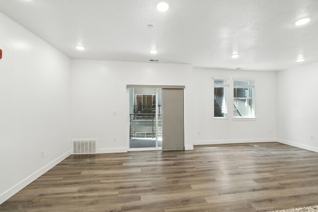 Building Photo - 470 W 15 S