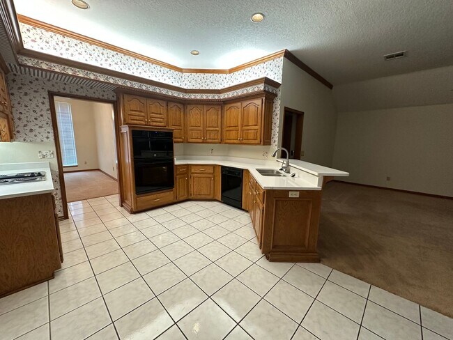 Building Photo - 4 Bed, 2.5 Bath Brick home with 2 car garage