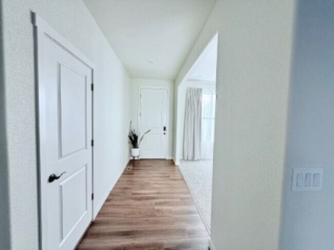 Building Photo - MODERN TWO STORY 3 BED/2.5 BATH WITH FENCE...