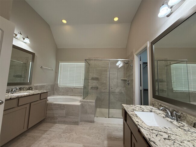 Building Photo - 2018 Royal Landing Dr