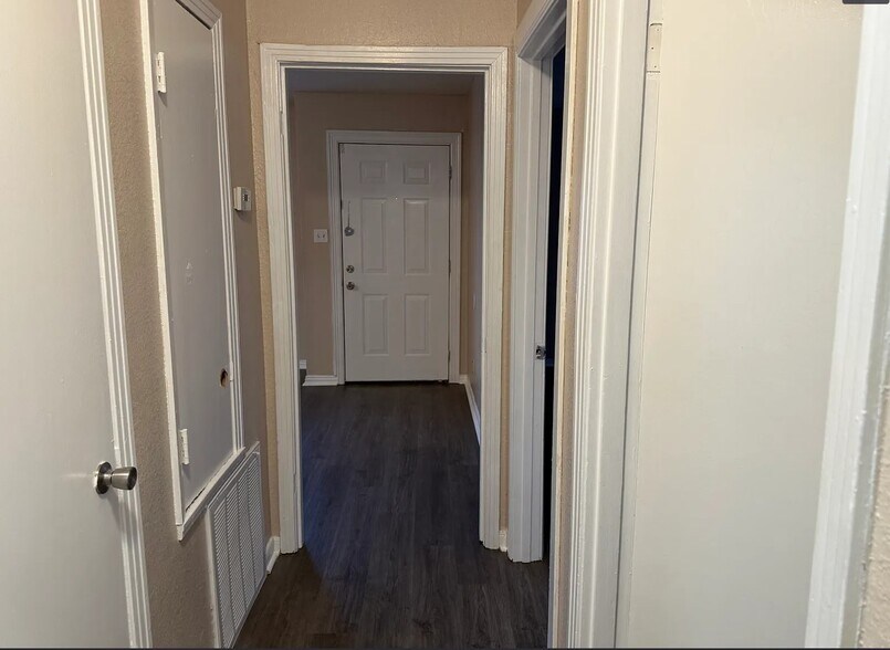 Building Photo - 1525 Wayside Dr