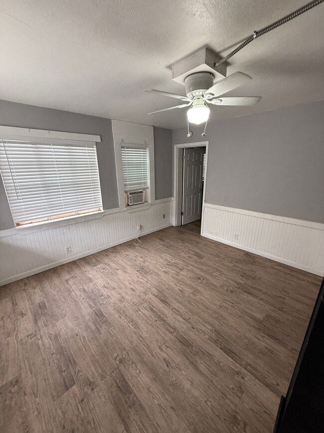Building Photo - 1 bedroom efficiency available 2/1!!