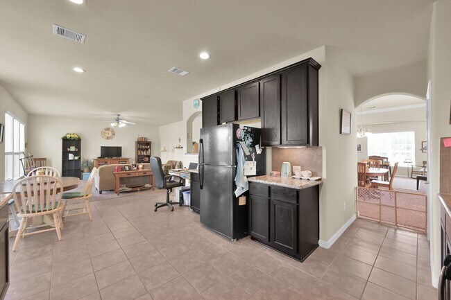 Building Photo - 241 Lake Estates Dr