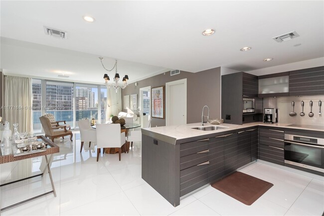 Building Photo - 200 Biscayne Blvd Way